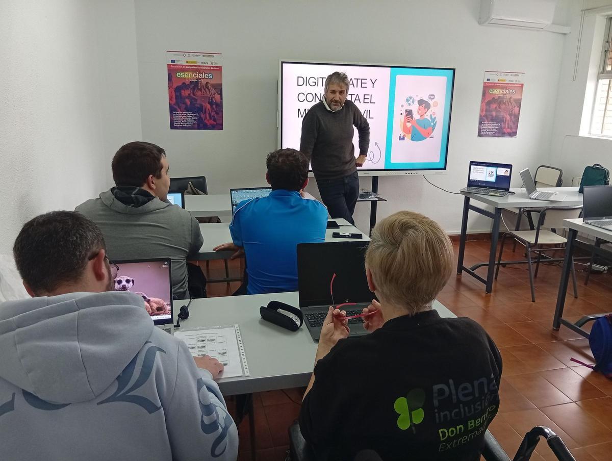 Alumnos prestan atención al profesor de uno de los itinerarios del programa.