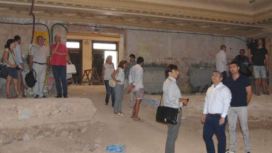 El alcalde con el vicepresidente del Consell visitando el Teatre.