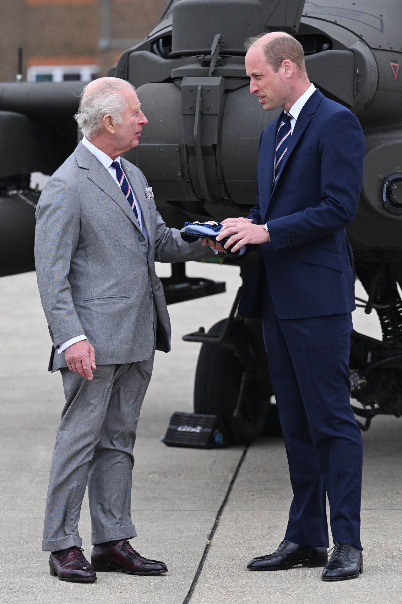 El rey Carlos III pasa el testigo de coronel jefe del cuerpo aéreo al príncipe Guillermo