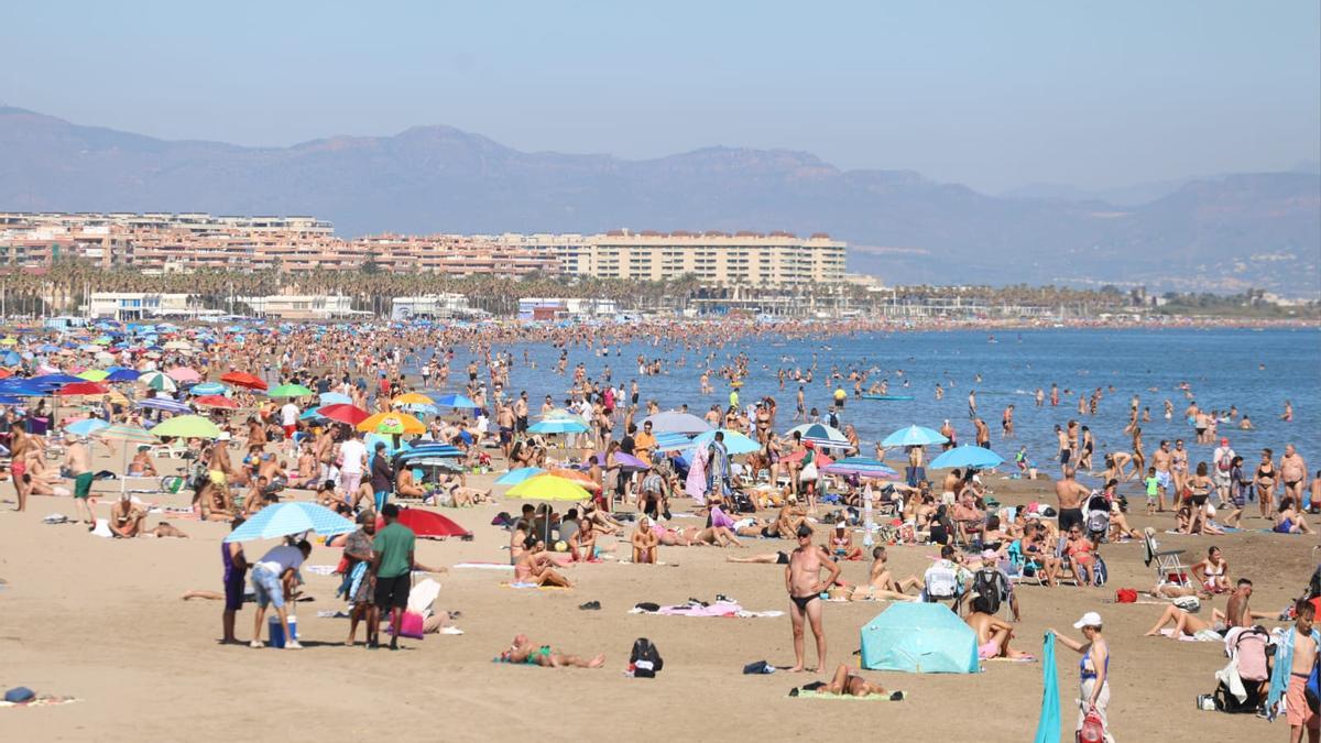 La playa de las Arenas de València este pasado domingo, a las 14 horas, llena como si fuera agosto.