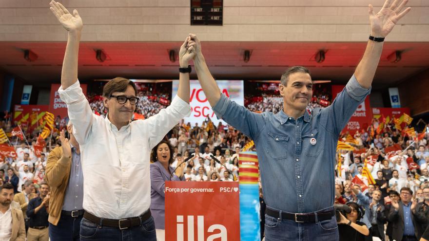 El candidato del PSC Salvador Illa (i) y el presidente del Gobierno Pedro Sánchez (d), durante un mitin del PSC, en Pavelló Vall d’Hebron, a 10 de mayo de 2024, en Barcelona, Catalunya (España).