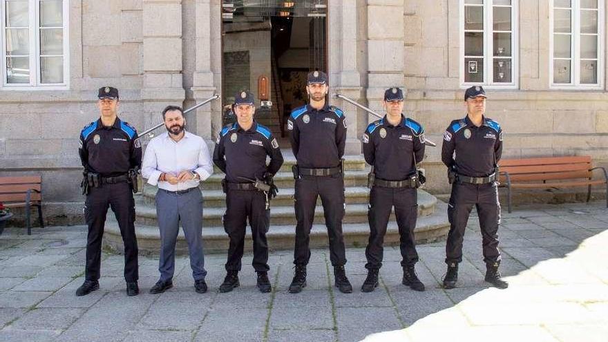 El alcalde de Gondomar, Francisco Ferreira, con los nuevos auxiliares de Policía Local . // D.P.