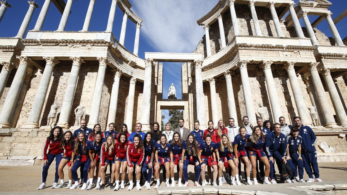 Las jugadoras de la selección española en el teatro romano de Mérida.