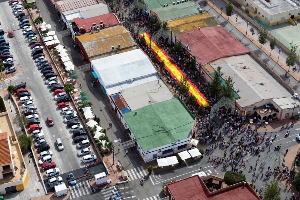 Numerosos vecinos participan en la iniciativa municipal, en la plaza Antonio José Galán, con motivo del Día de la Hispanidad