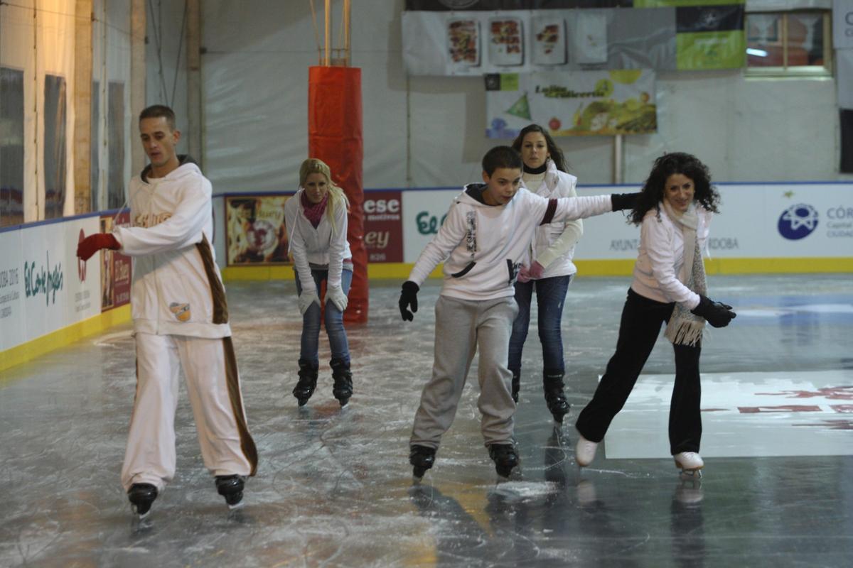 Varias personas patinan en una de las pistas de patinaje sobre hielo instaladas en Córdoba durante las Navidades.