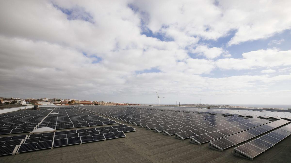 Instalación de autoconsumo fotovoltaico en el centro logístico de HiperDino en Telde.