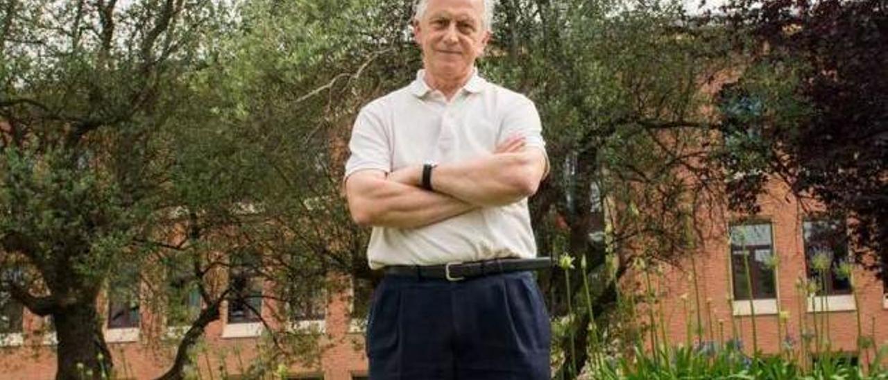 El ingeniero Alfonso Fernández Canteli, en los jardines de Llamaquique de Oviedo.