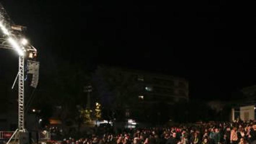 Decenas de personas en el Parque Auditorio Municipal.