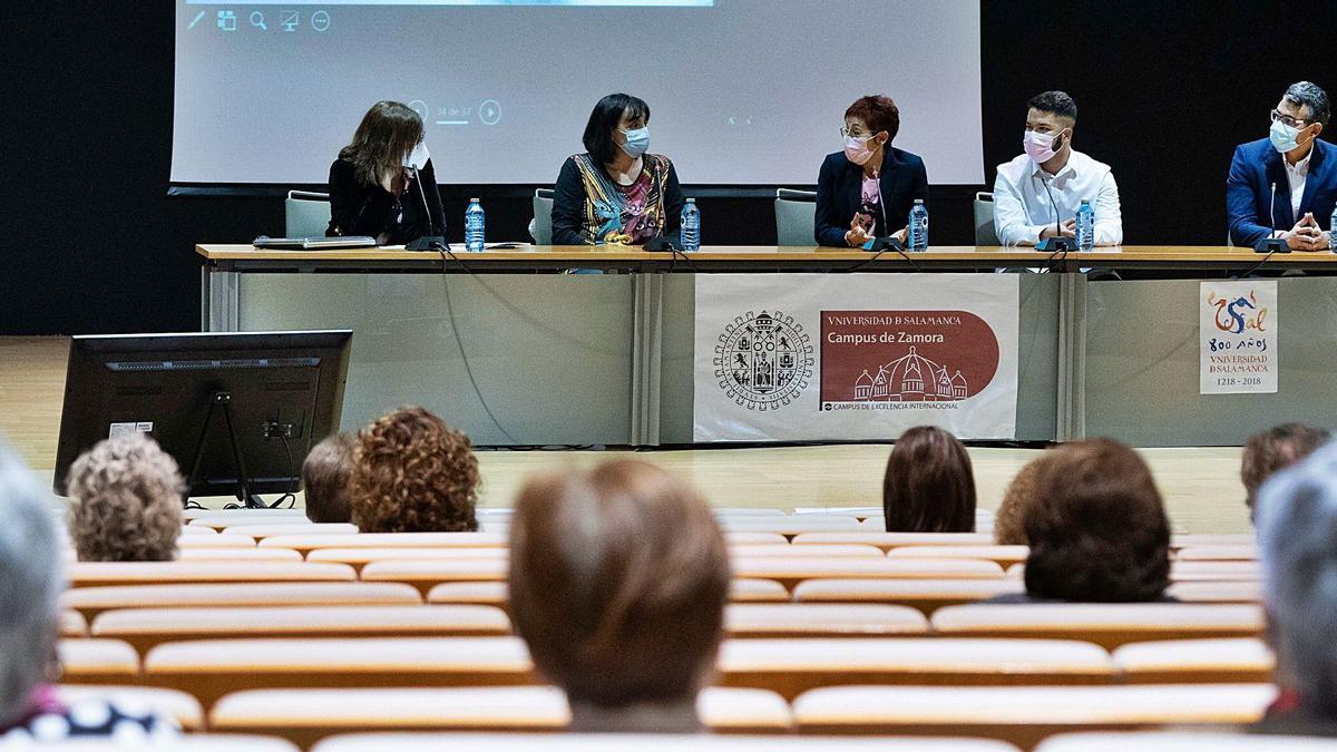 Desde la izquierda, Marisol López, Montserrat Juan, María Jesús Viejo, Rubén Sánchez y Antonio Conde, en la mesa redonda celebrada en el Campus Viriato.