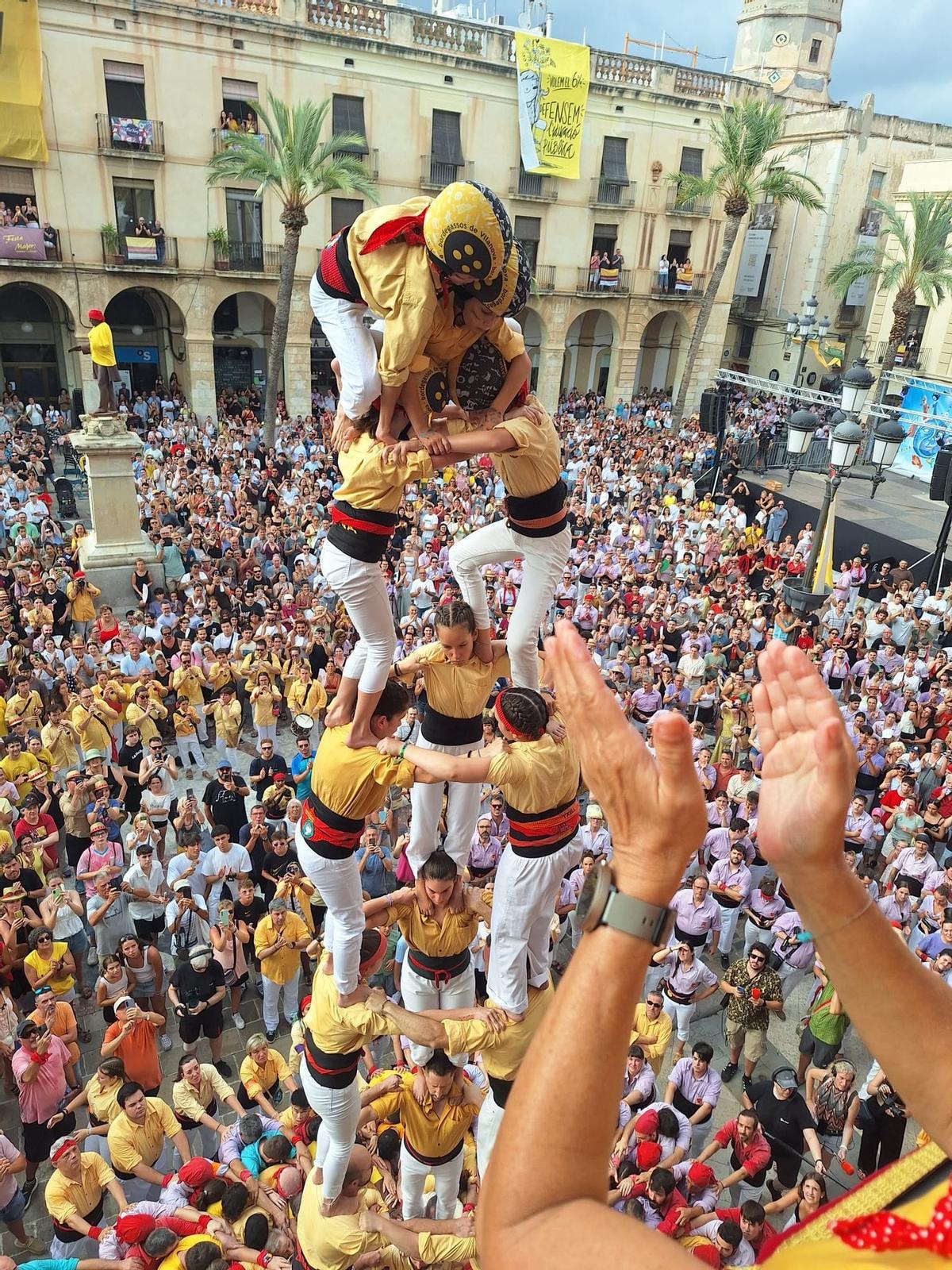 La delegación vila-realense disfrutó de los impresionantes 'castells' desde el balcón del ayuuntamiento de Vilanova i la Geltrú.