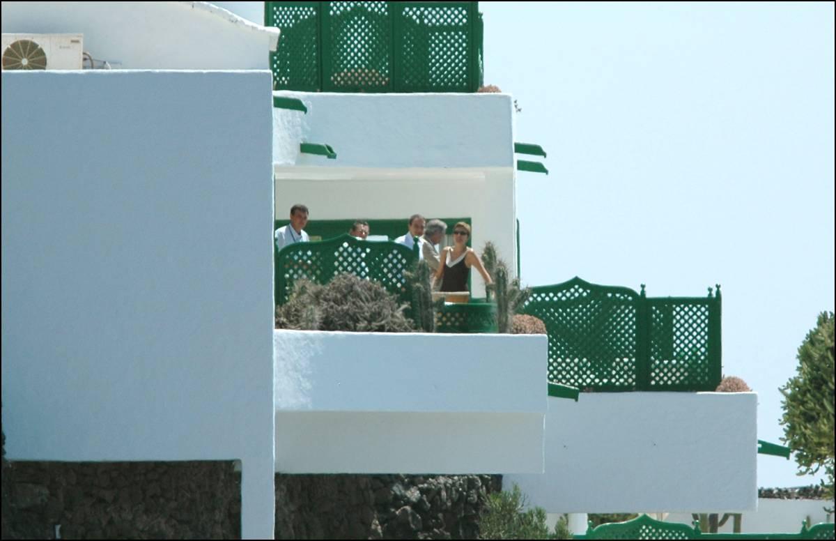 El presidente José Luis Rodríguez Zapatero junto a su mujer y unos amigos en La Mareta (Lanzarote) durante unas vacaciones en el verano de 2005