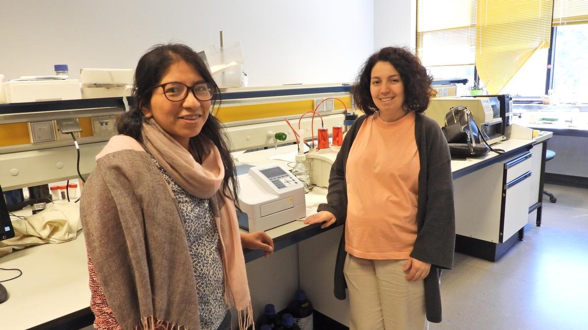 Marizol Flores y Paula Pérez, en el laboratorio en el que analizan las muestras.