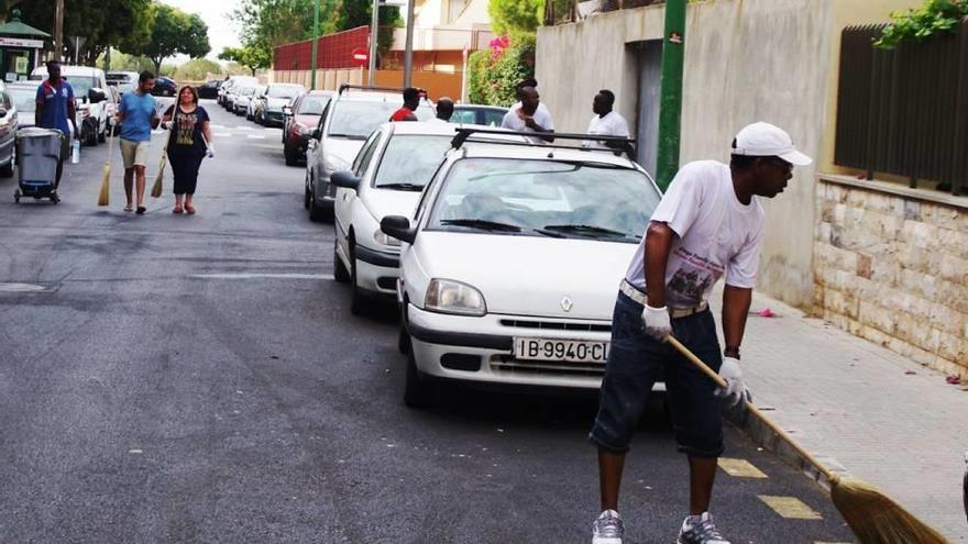 Un colectivo de nigerianos limpia el Rafal