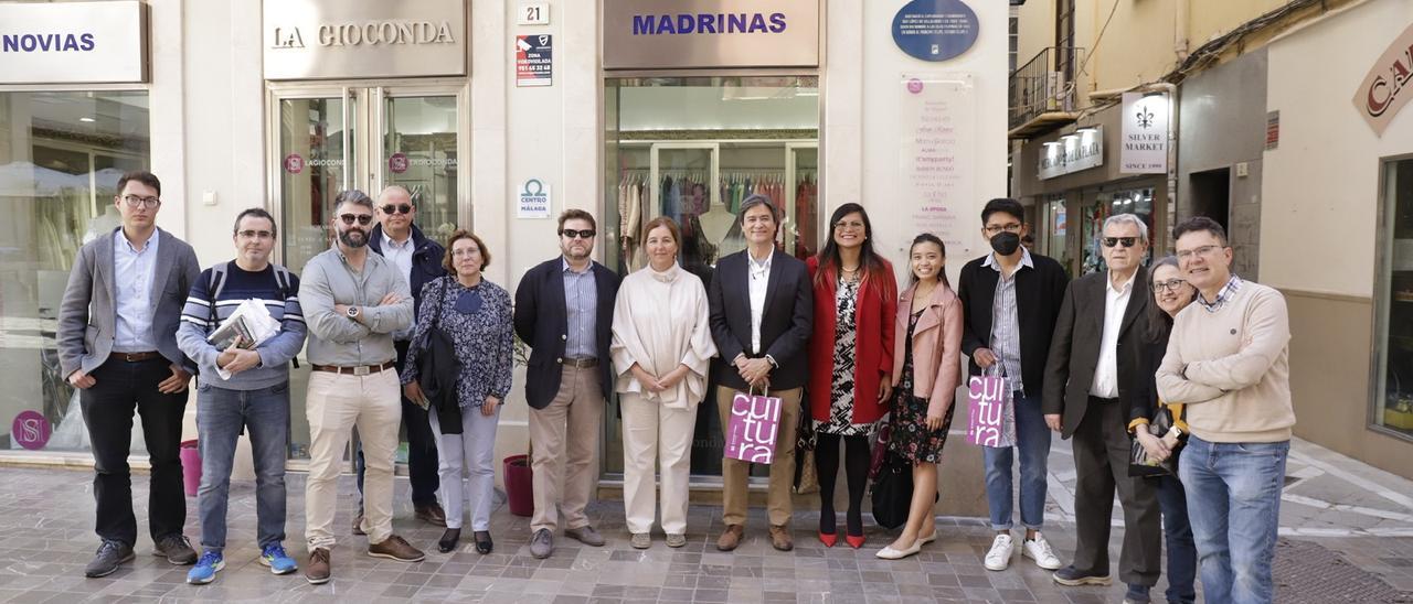 La delegación filipina, ayer, en la esquina de calle Compañía con la calle Santos, donde nació el explorador malagueño.