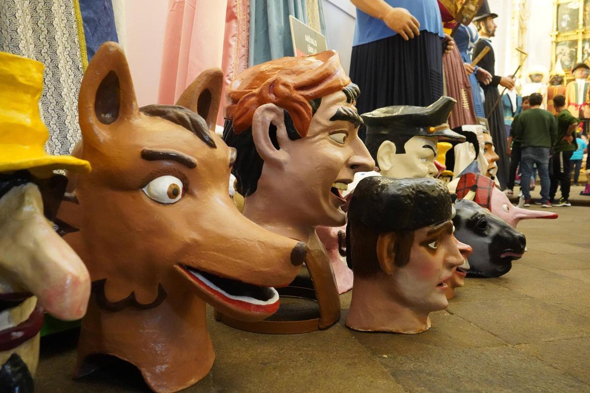 Encuentro de gigantes y cabezudos Encuentro de gigantes y cabezudos