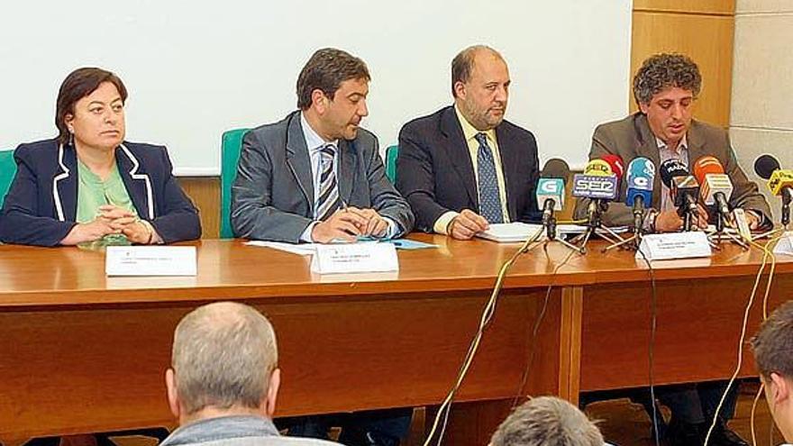 El teniente de alcalde de Vigo, Santiago Domínguez, y el de Ourense, Alexandre Sánchez, al término de la reunión que celebraron ayer integrantes de los dos grupos municipales.