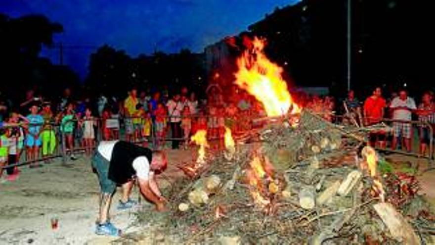 El fuego de San Juan vuelve a iluminar varios barrios