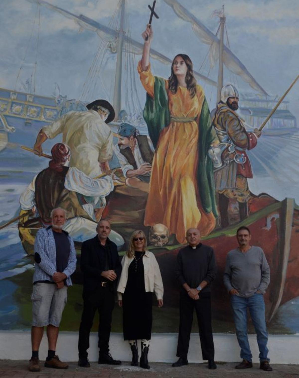 La autora del mural, sus ayudantes, el alcalde de Moncofa y el párroco.