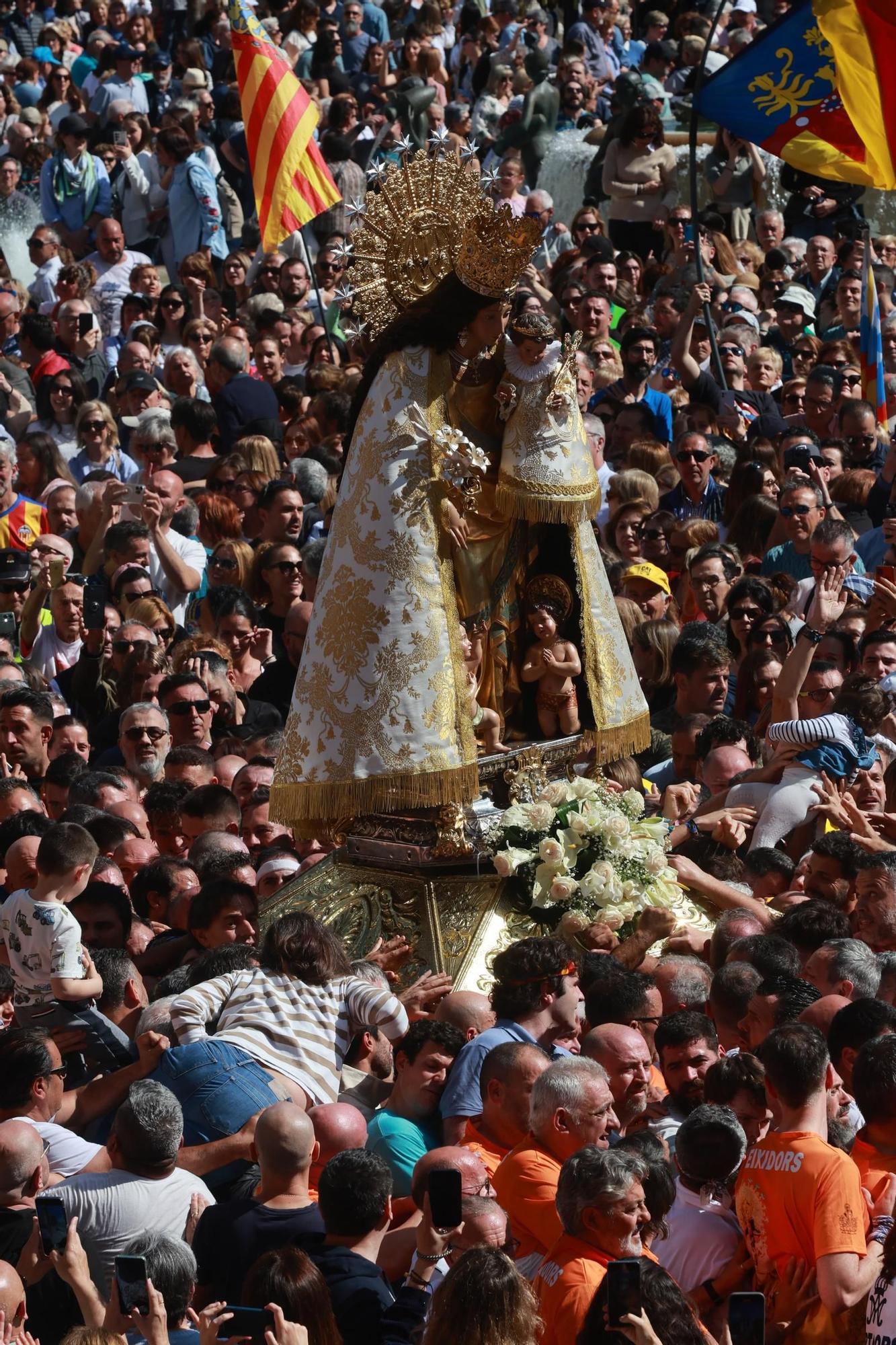 FOTOGALERÍA | Una multitud arropa a la Virgen de los Desamparados en su traslado a la Catedral