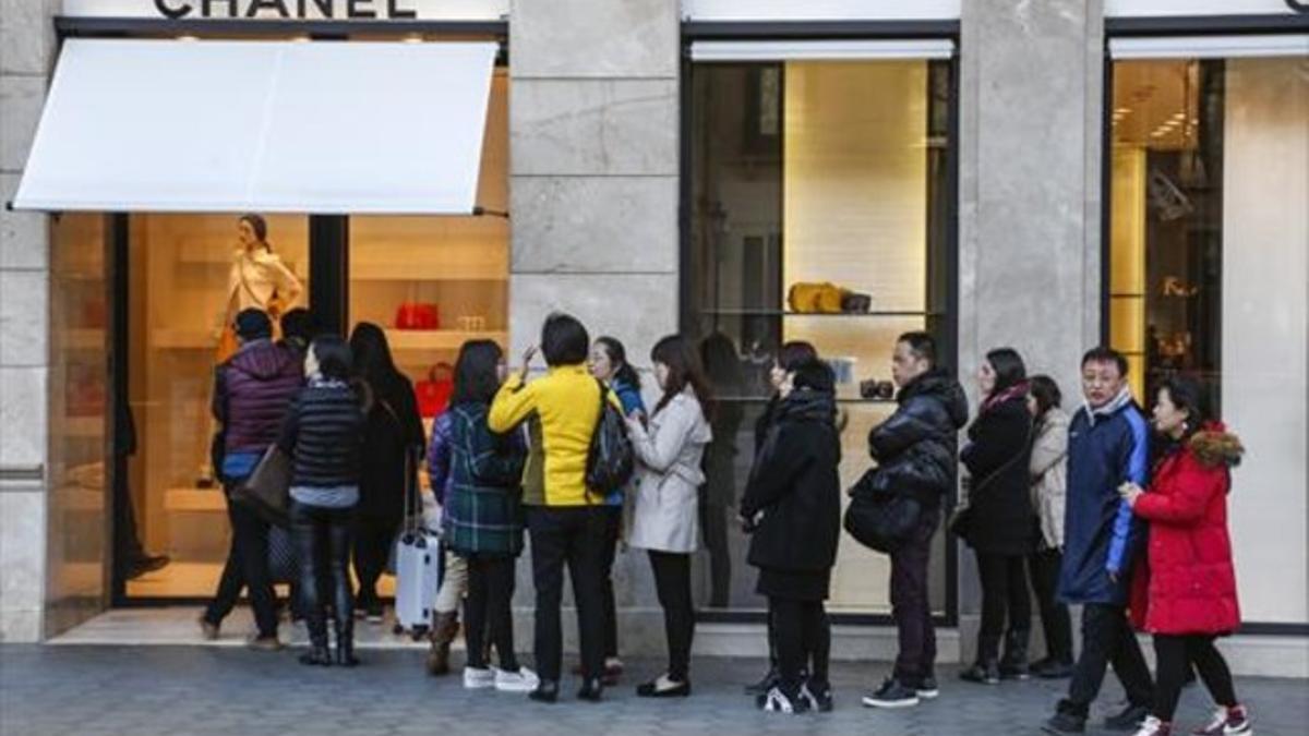 Cola de turistas japoneses en la tienda de artículos de lujo de Chanel en el paseo de Gràcia, el pasado febrero.