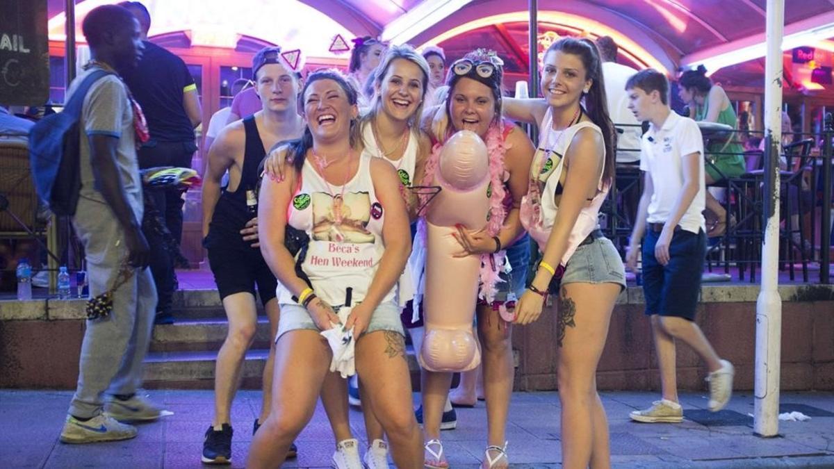 zentauroepp26680440 young british tourists pose with an inflatable penis as they170907124549