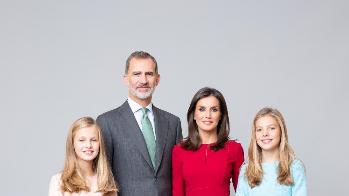 Los reyes y sus hijas en un retrato oficial de la Familia real