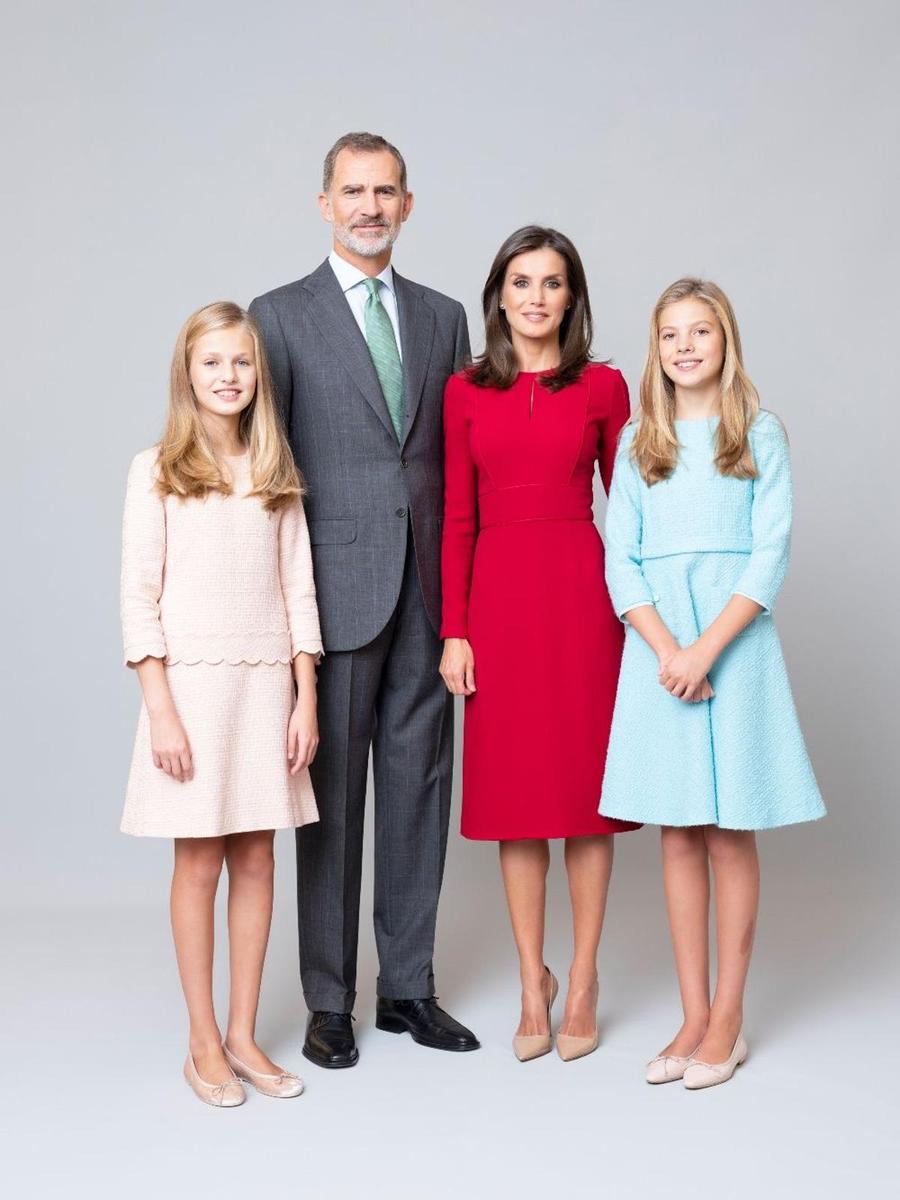 Los reyes y sus hijas en un retrato oficial de la Familia real