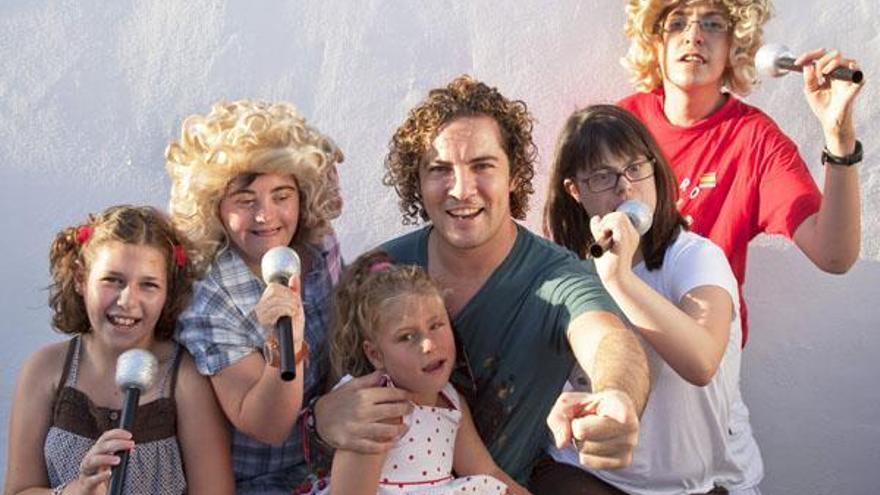 David Bisbal junto a niños de la Asociación