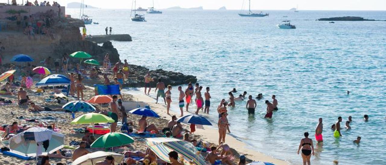 Turistas disfrutan de la playa la pasada temporada en Platjes de Comte.