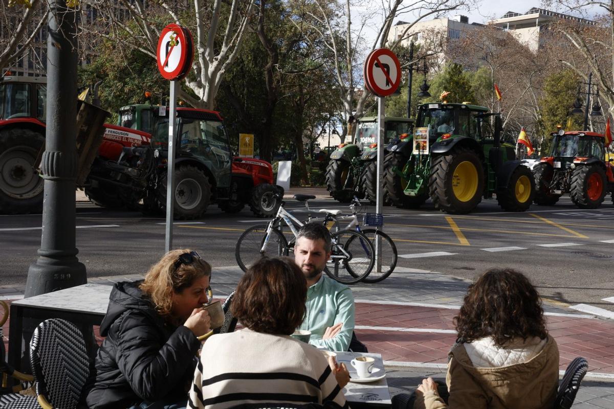 Colapso en las calles de València en el inicio de la tractorada por el acuerdo de la UE y el Mercosur