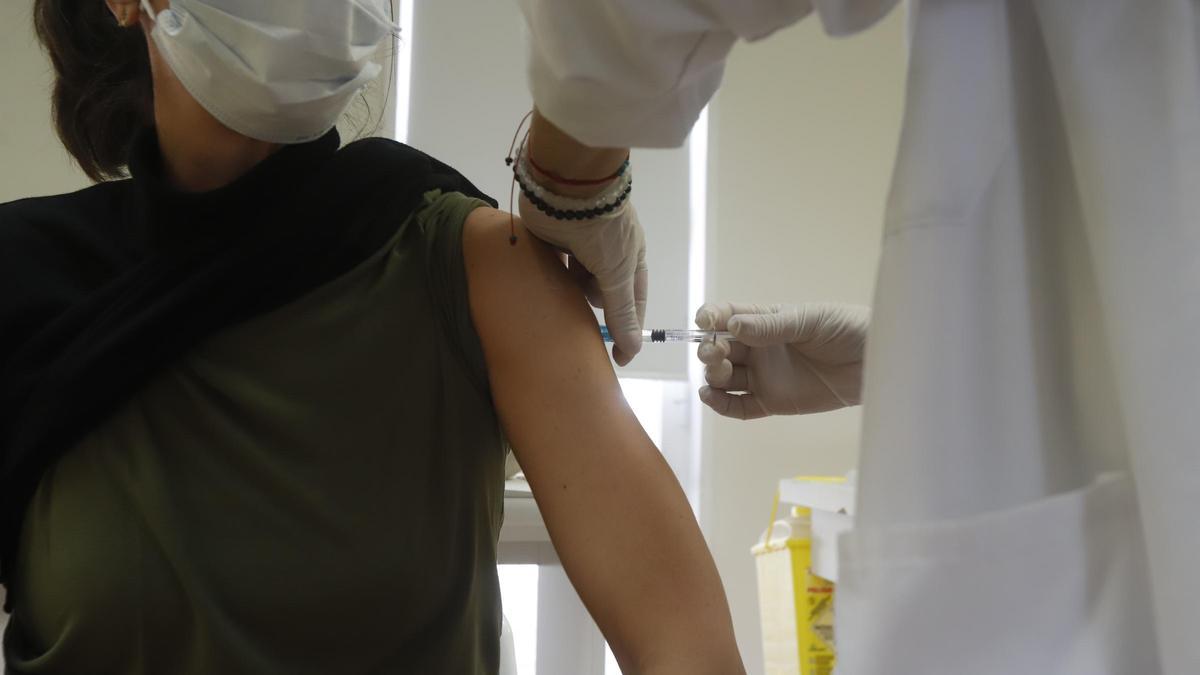 Una joven se vacuna contra la gripe, durante el primer día de agenda abierto a toda la población.