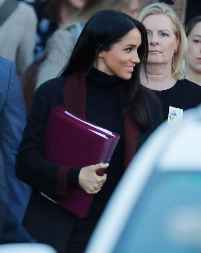 Meghan Markle llega a Sídney con una carpeta tapando su tripa