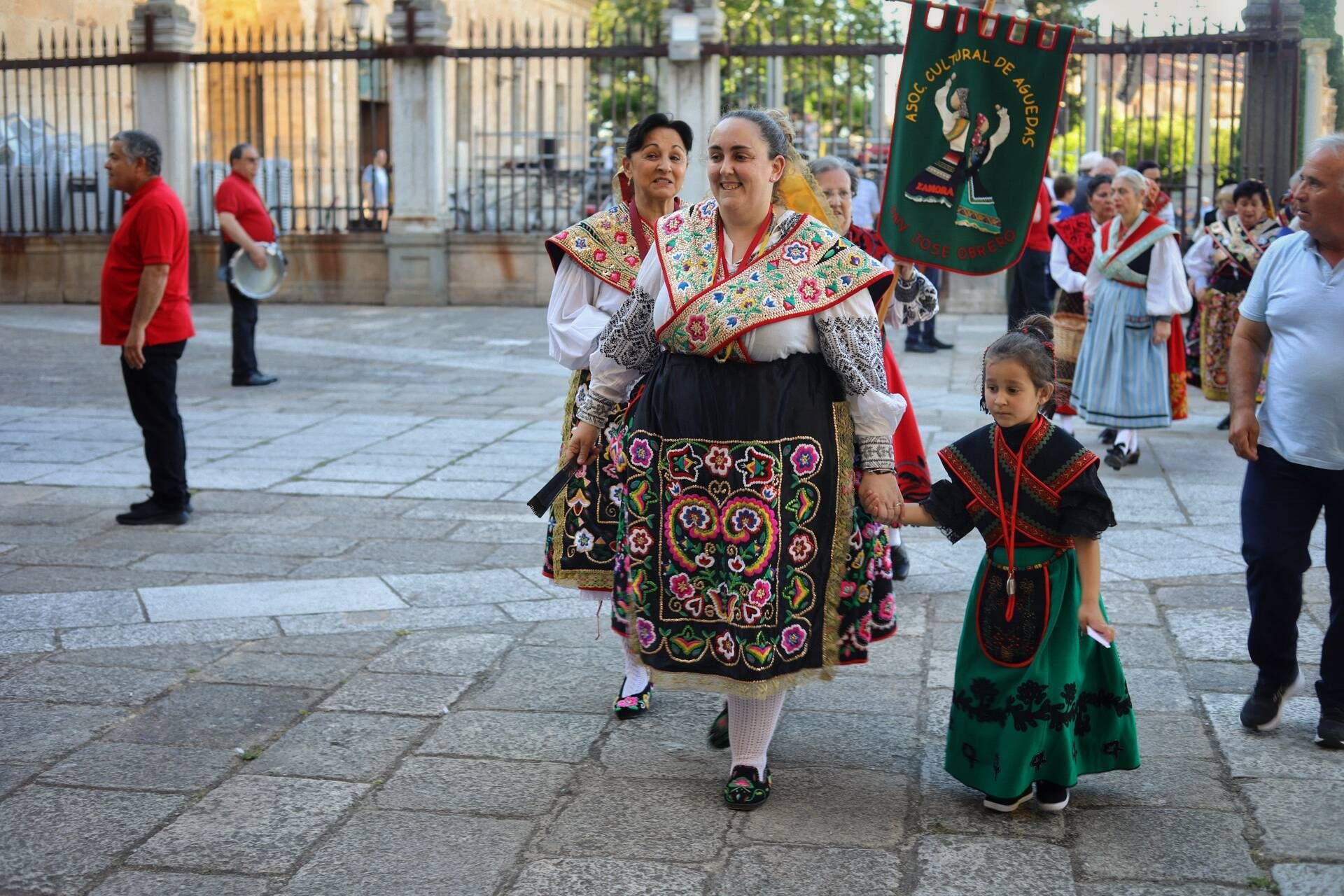 Desfile de indumentaria tradicional y misa en la Catedral para celebrar las fiestas de San Pedero.