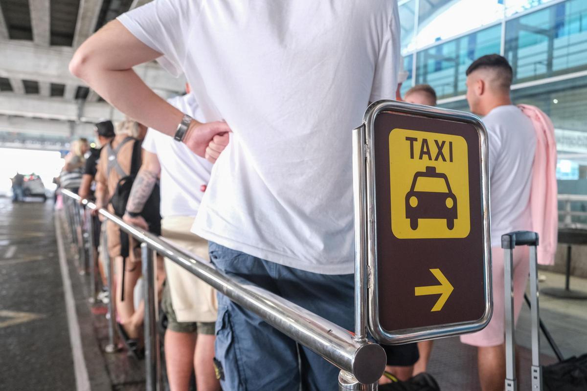 Colas para coger un taxi en el aeropuerto Alicante-Elche este pasado verano