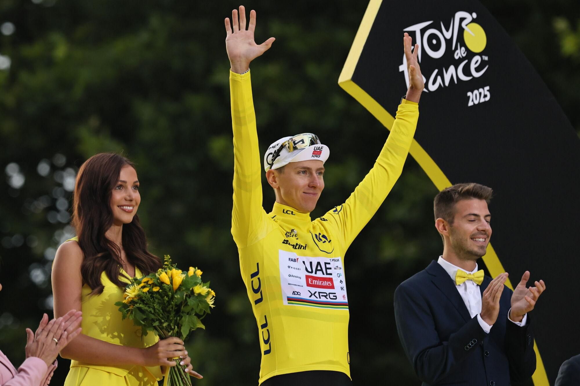 (France), 27/07/2025.- Slovenian rider Tadej Pogacar of UAE Team Emirates wearing the yellow jersey for overall leader celebrates on the podium his victory after the 21st and last stage of the Tour de France cycling race over 132.3km from Mantes-la-Ville to Paris, France, 27 July 2025. (Ciclismo, Francia) EFE/EPA/CHRISTOPHE PETIT TESSON