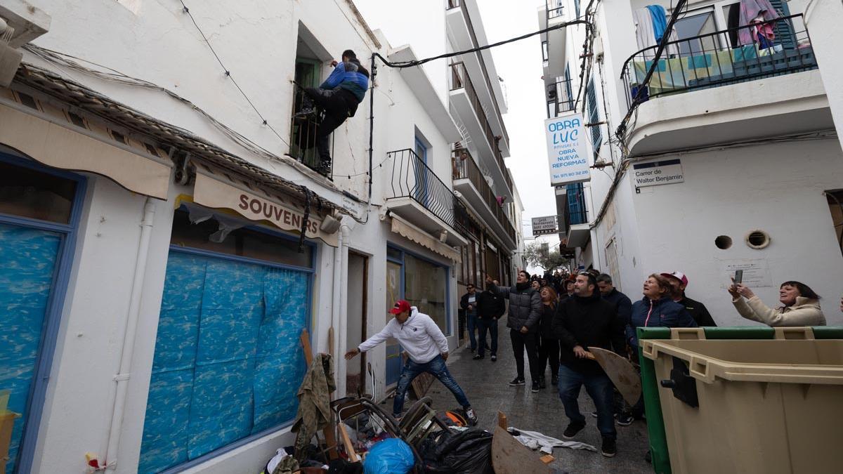 Los vecinos desalojan a los okupas.