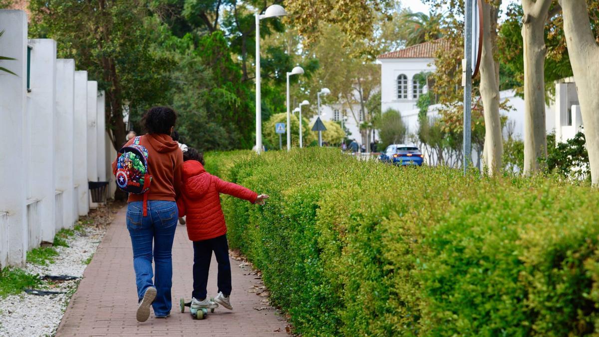 Una madre con su hijo regresan del colegio.
