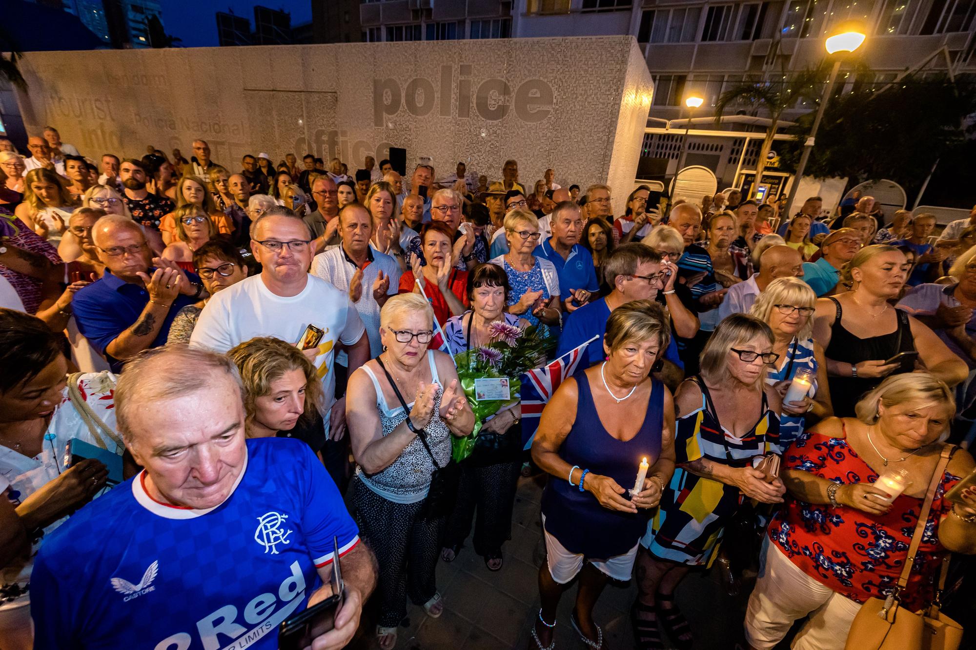 Británicos residentes y turistas de Benidorm rinden un sentido homenaje a Elizabeth II en el espacio habilitado por el Ayuntamiento en la zona inglesa de la ciudad.