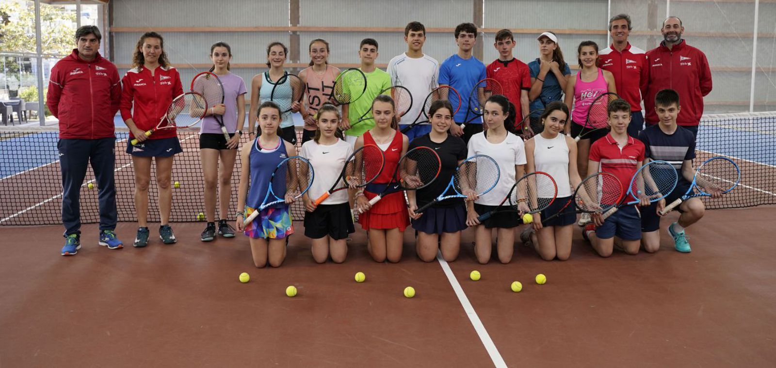 Por la izquierda, en la fila de atrás, Nanín Aransay, Silvia G. Mallada, Inés Jiménez, Irene Castaño, Sara González, Darío González, Andrés Rodríguez, Adrián Muñiz, Pablo Redondo, Alba Fernández, Ana Sagarribay, Rafa Rascón y Alejandro Sorrentini; delante, Eva Álvarez, Paula Díez, Claudia de Castro, Aroa Cavia, Inés de Diego, Celia Eguía, Héctor González e Ignacio Álvarez, ayer, en el Grupo. | Irene Sirgo