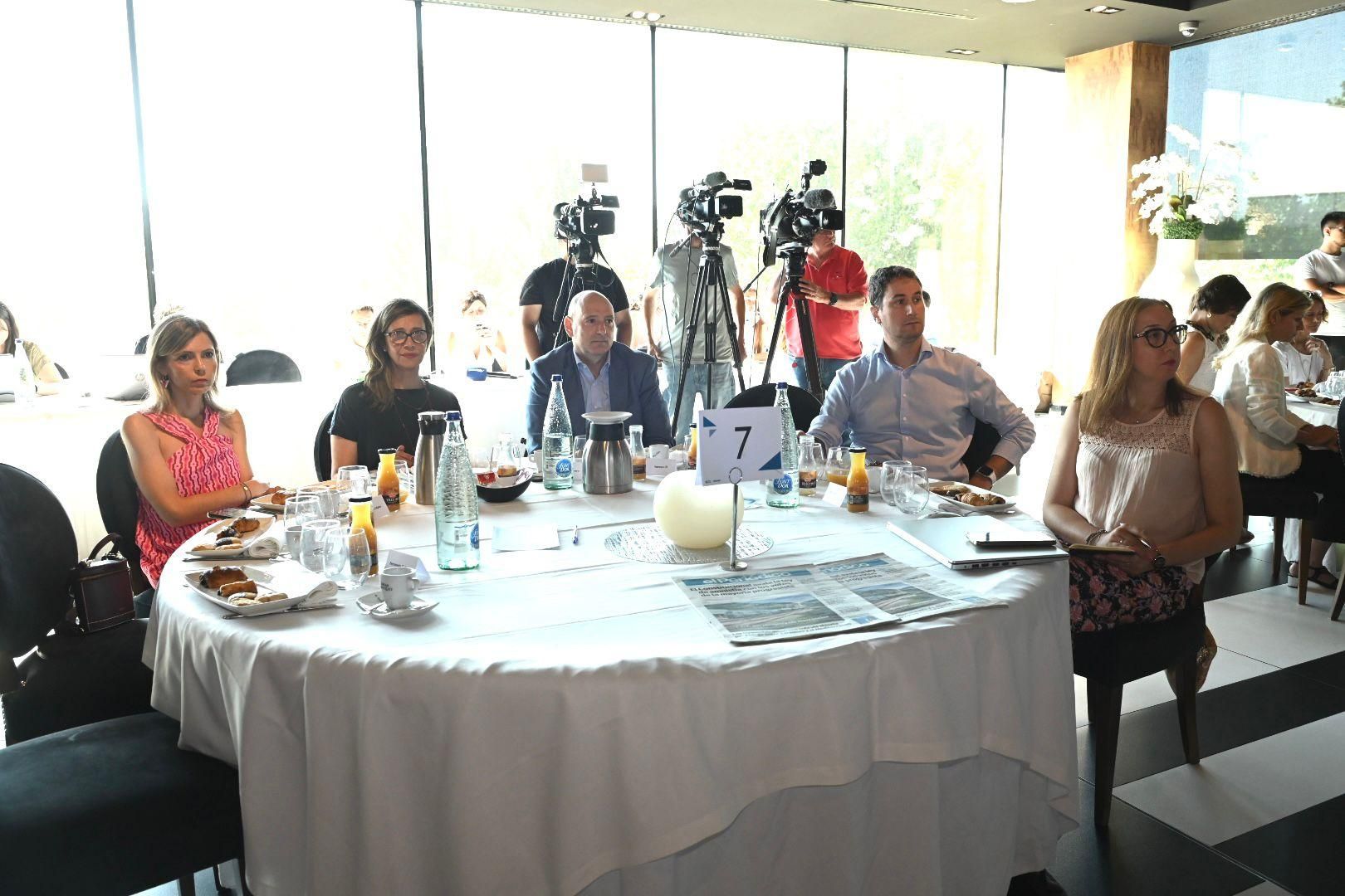 En imágenes | Natalia Chueca hace balance del ecuador del mandato en un desayuno con El Periódico de Aragón