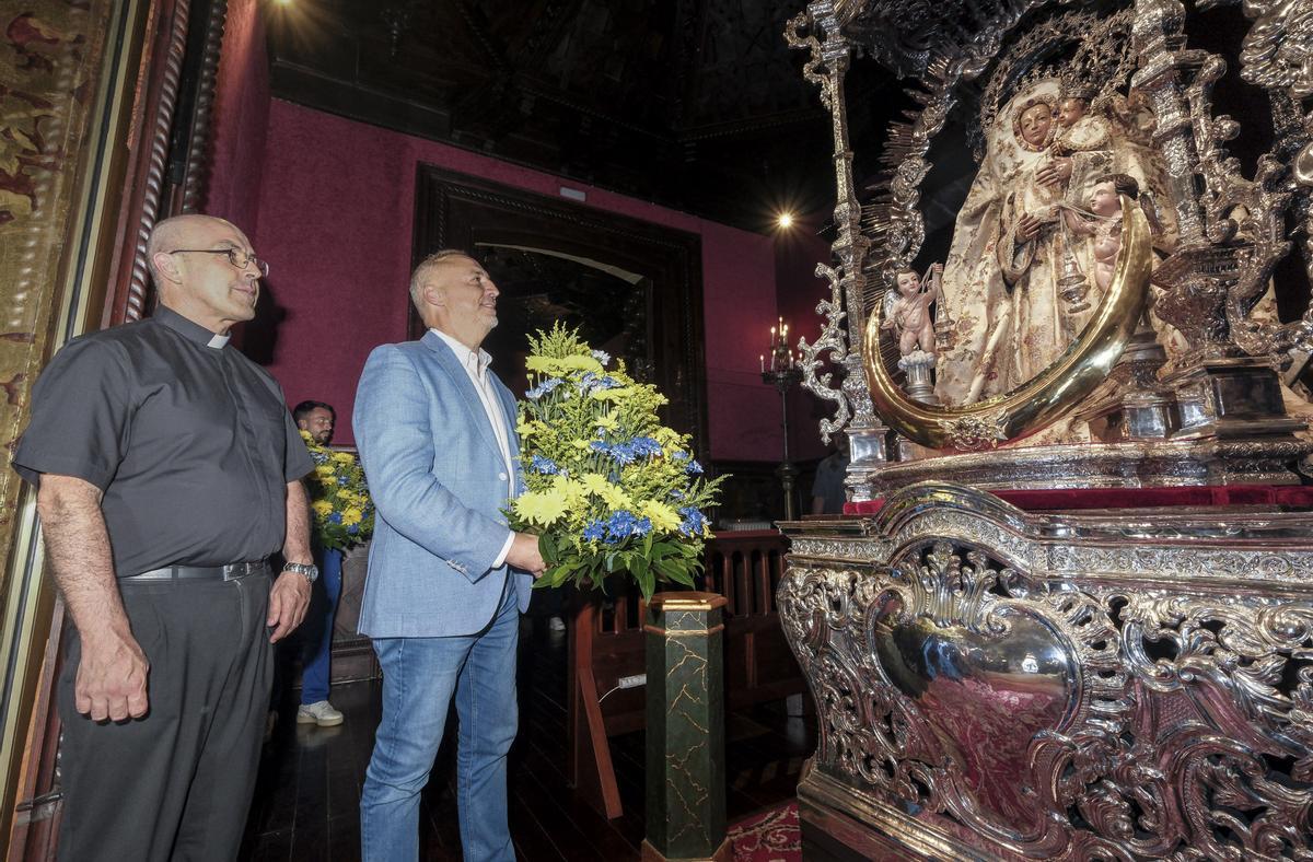 Ofrenda floral de la UD Las Palmas a la Virgen del Pino