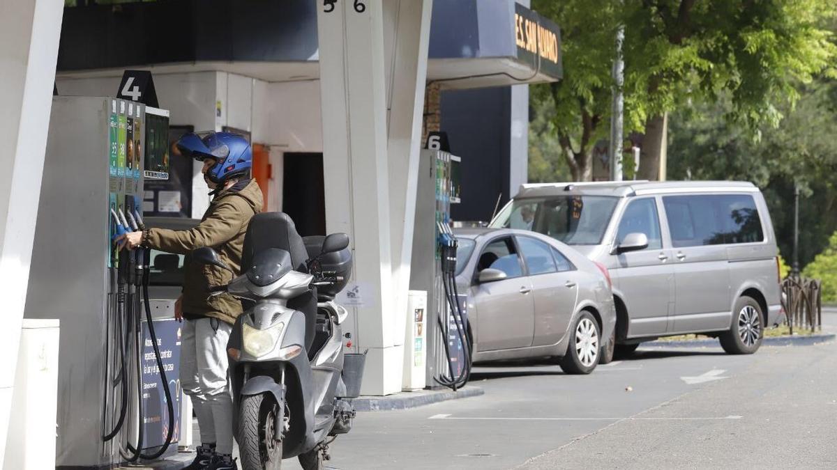 Colas para repostar en una gasolinera de Córdoba, en una imagen de archivo.