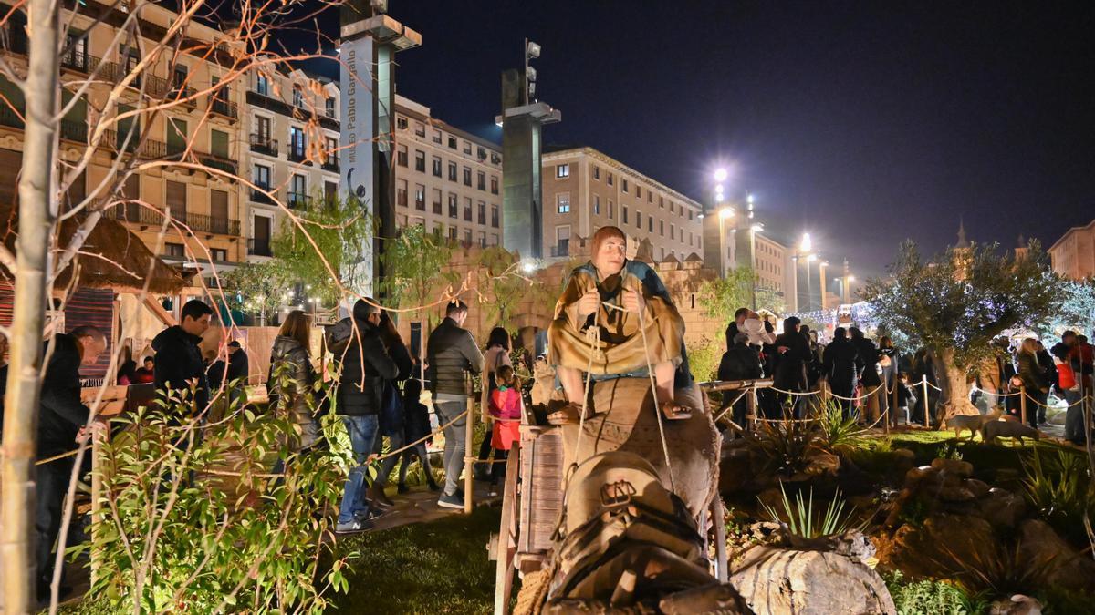 El belén a tamaño real de la plaza del Pilar de Zaragoza vuelve ser uno de los alicientes de la Navidad en Aragón.