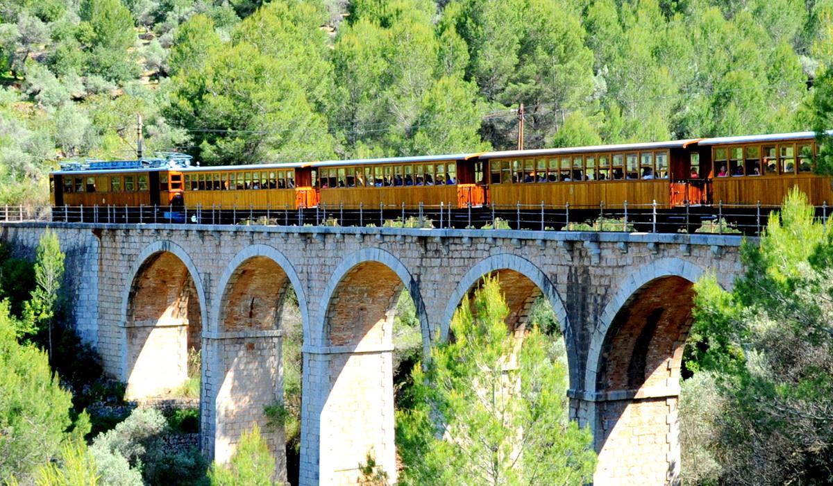 El Tren de Sóller avanzando hacia la Serra de Tramuntana