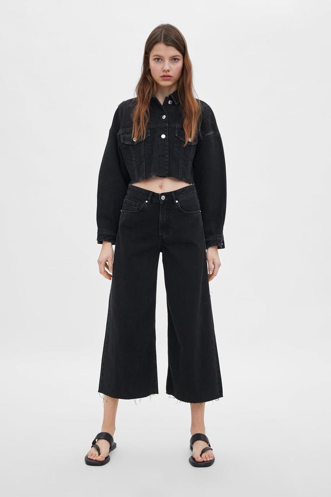 Modelo de Zara con jean culotte en negro.