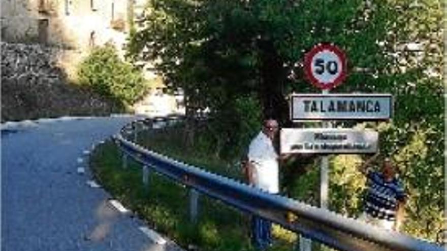 El regidor Jordi Graner i un altre membre d&#039;Units, amb un dels cartells