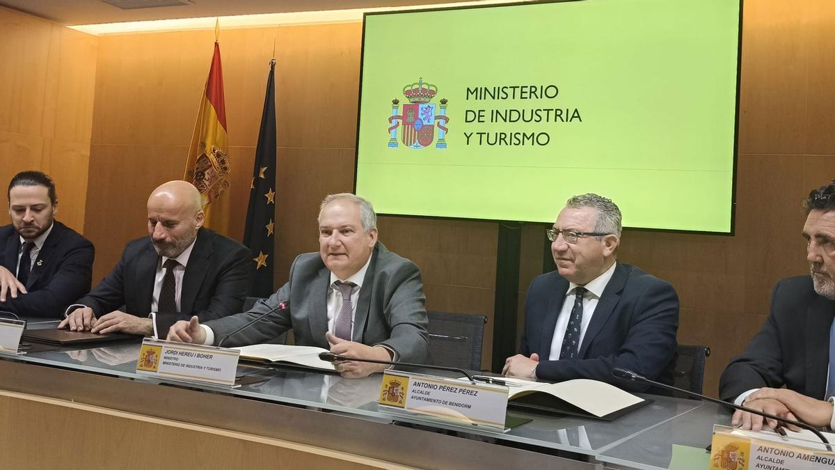 El alcalde con el ministro durante el acto para la firma de la alianza
