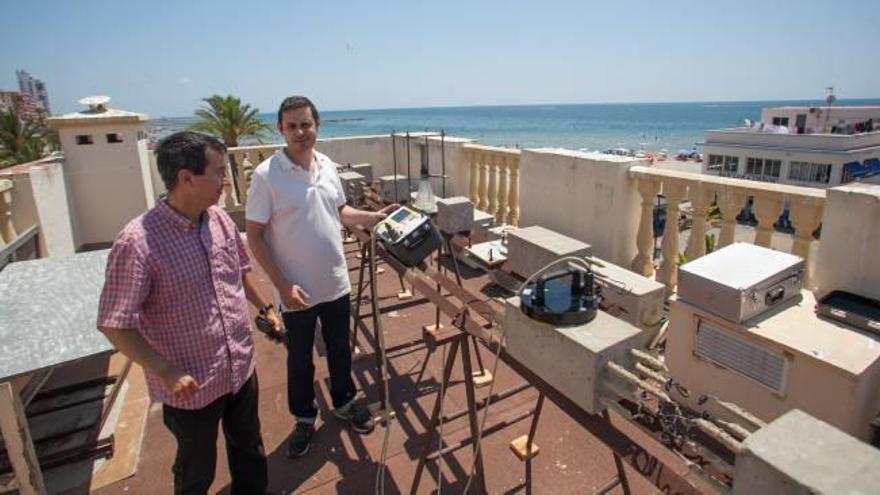 La Universidad de Alicante y el CIMAR investigan en el puerto de Santa Pola la velocidad de corrosión del acero en hormigón armado.