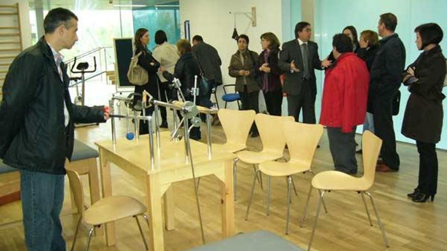 Un momento de la visita de los profesionales sanitarios al nuevo centro de salud de A Parda