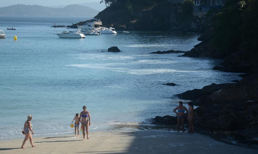 Un vertido en la playa de Caneliñas provocó el izado de la bandera roja